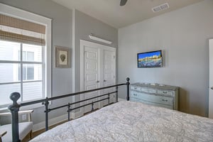 Queen Bedroom, 2nd Floor