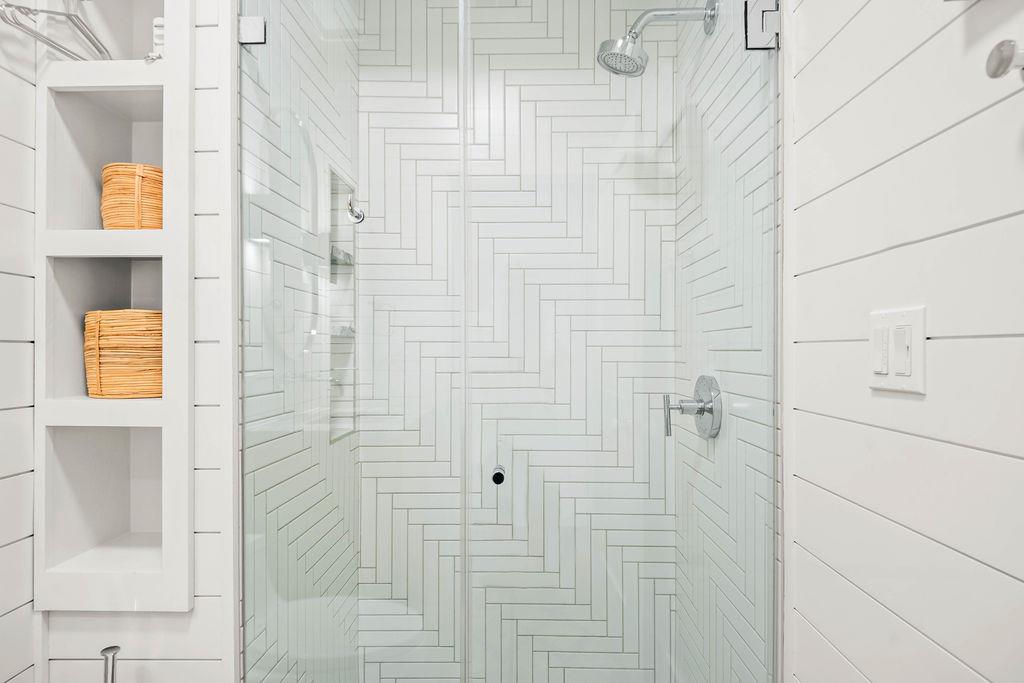 2nd King Bathroom, 1st Floor