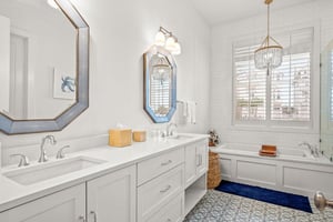 Second King Bathroom, 1st Floor
