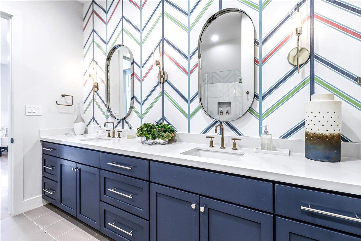 Second King Bathroom, 3rd Floor