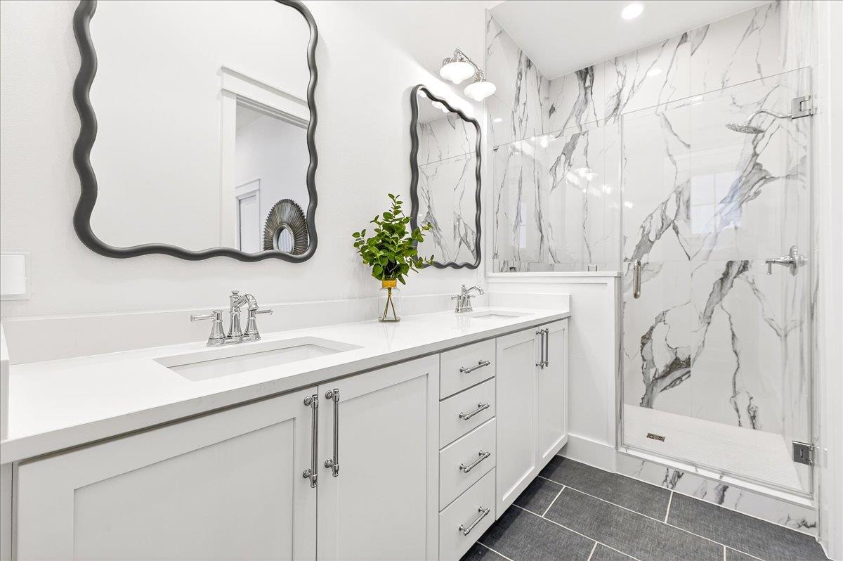 1st Floor, King Bathroom