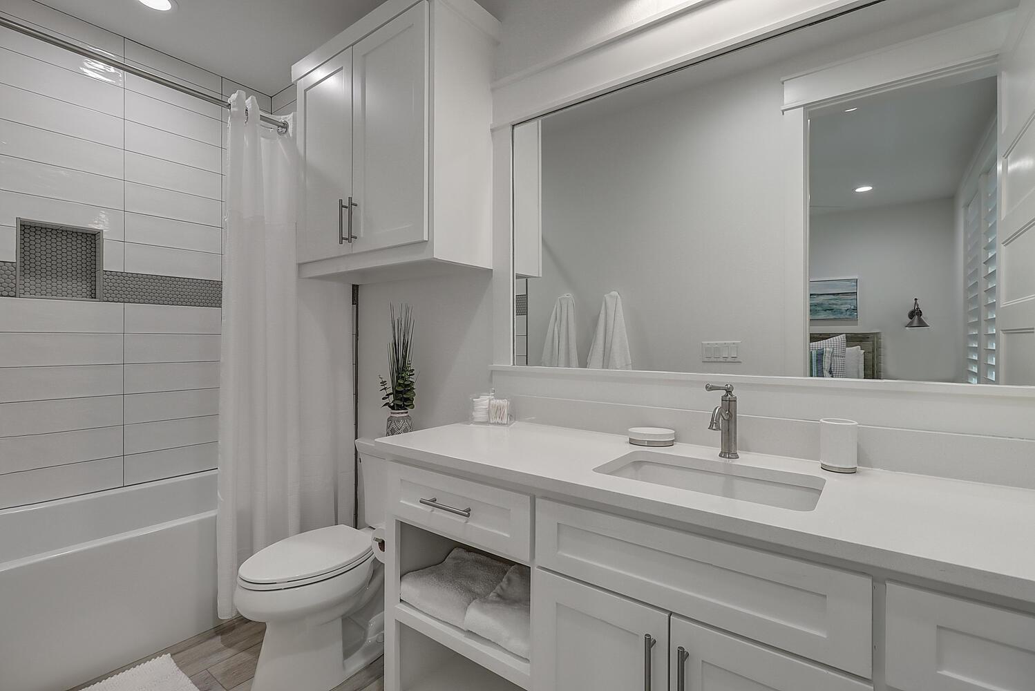 Back Queen Bathroom, 1st Floor