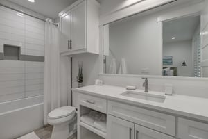 Back Queen Bathroom, 1st Floor