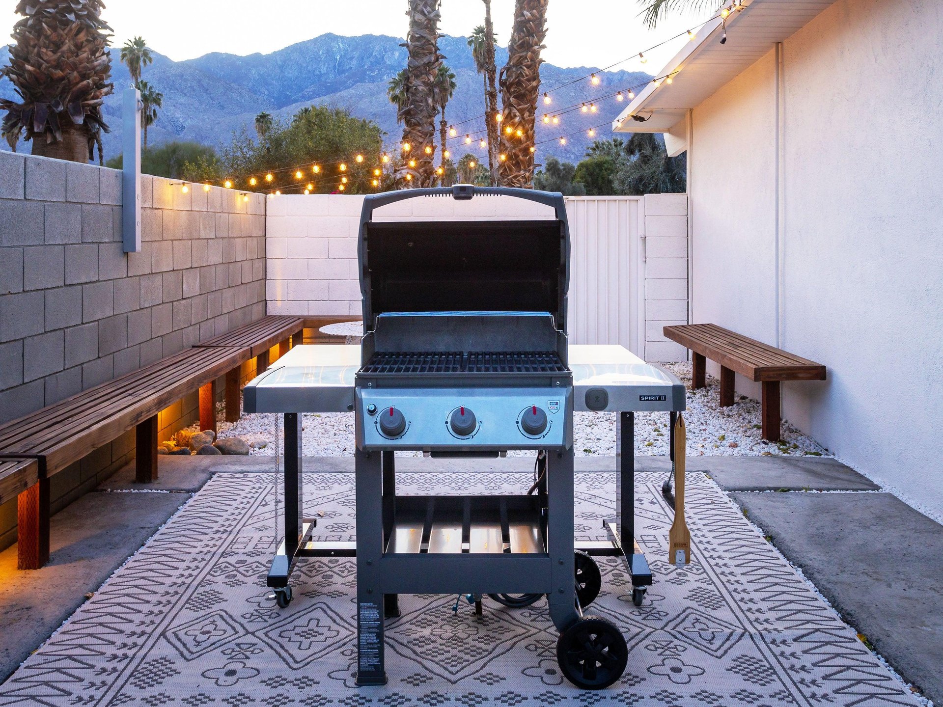 Poolside dining at its finest
