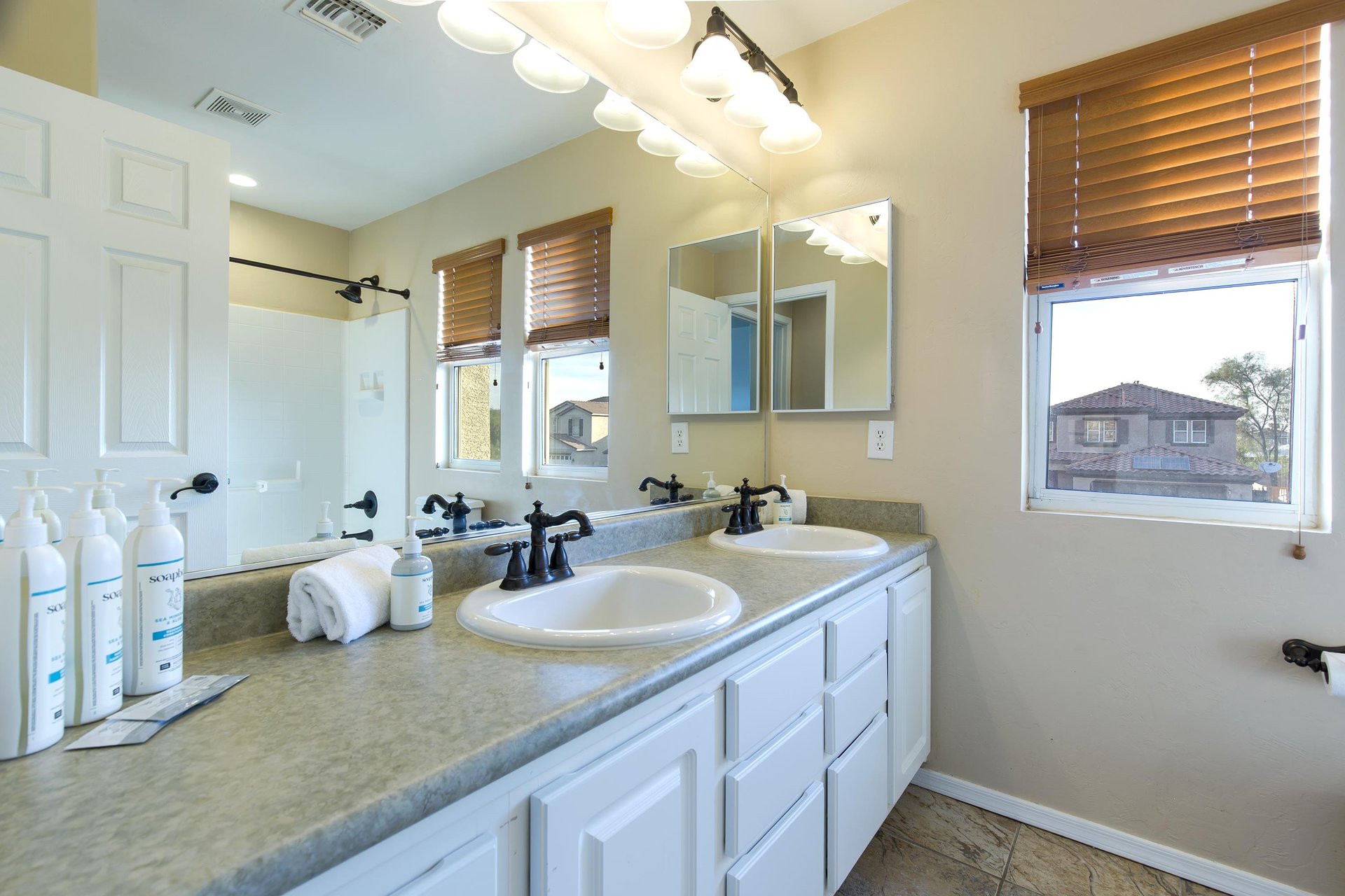Dual vanity sinks and showertub combination.