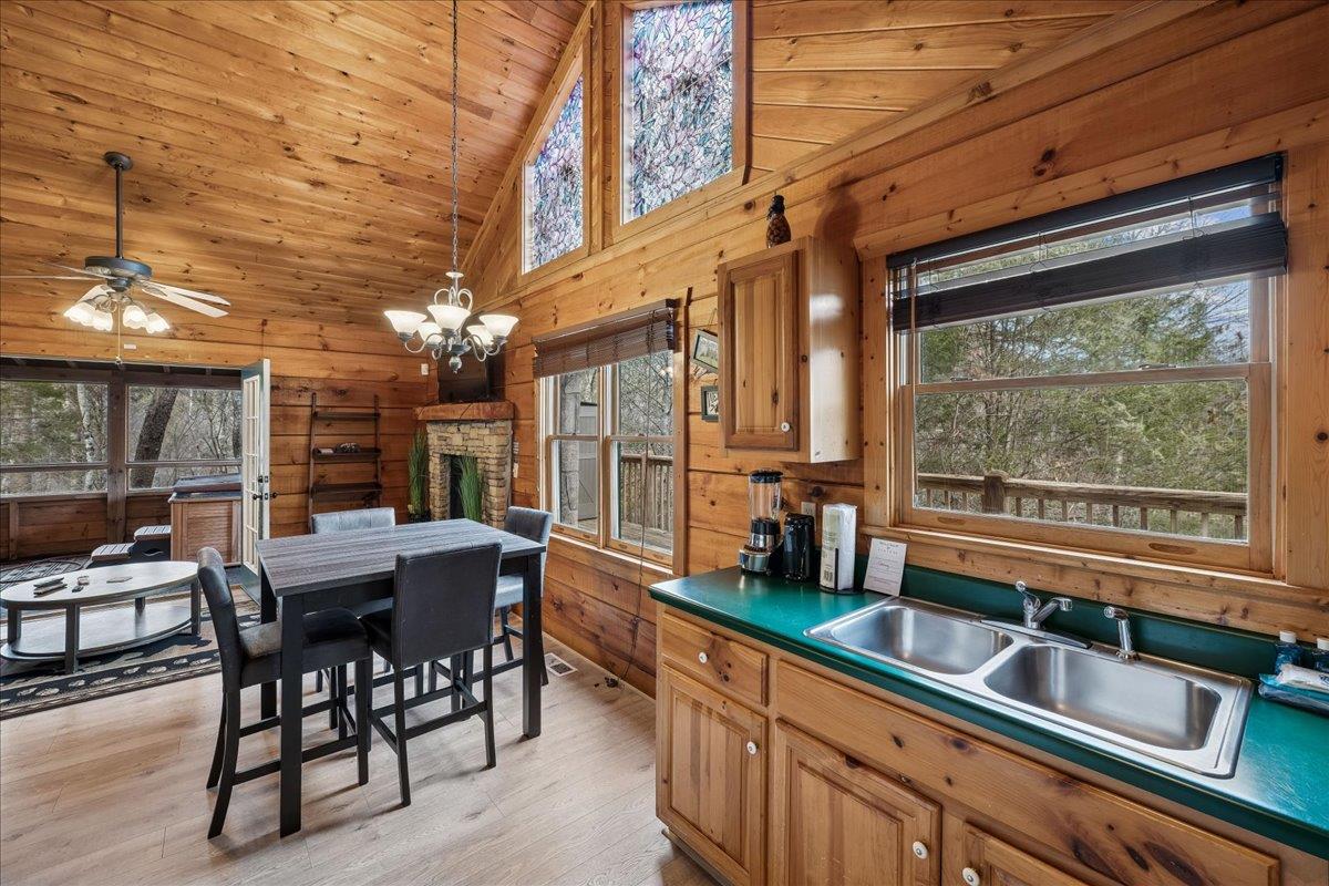 15Dining Room