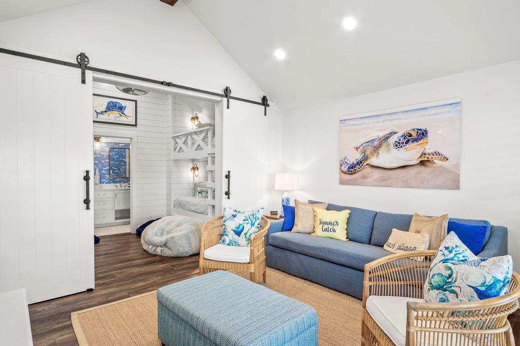 Sitting Area with Pull Out, 3rd Floor