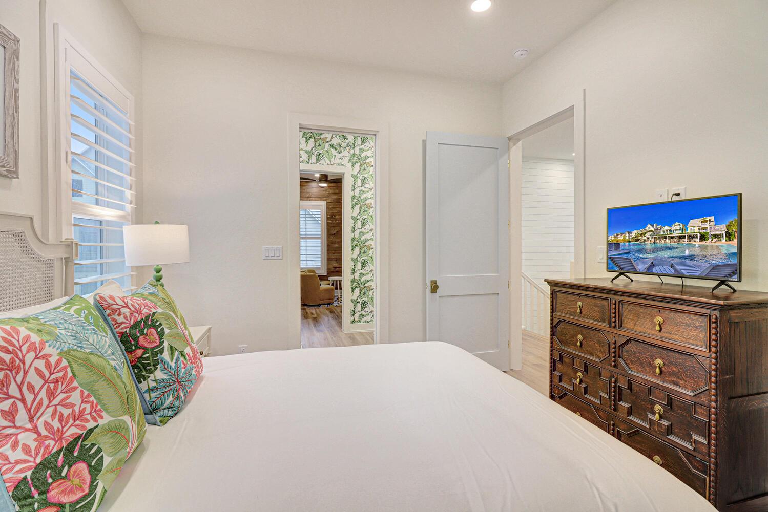 Queen Bedroom, 2nd Floor