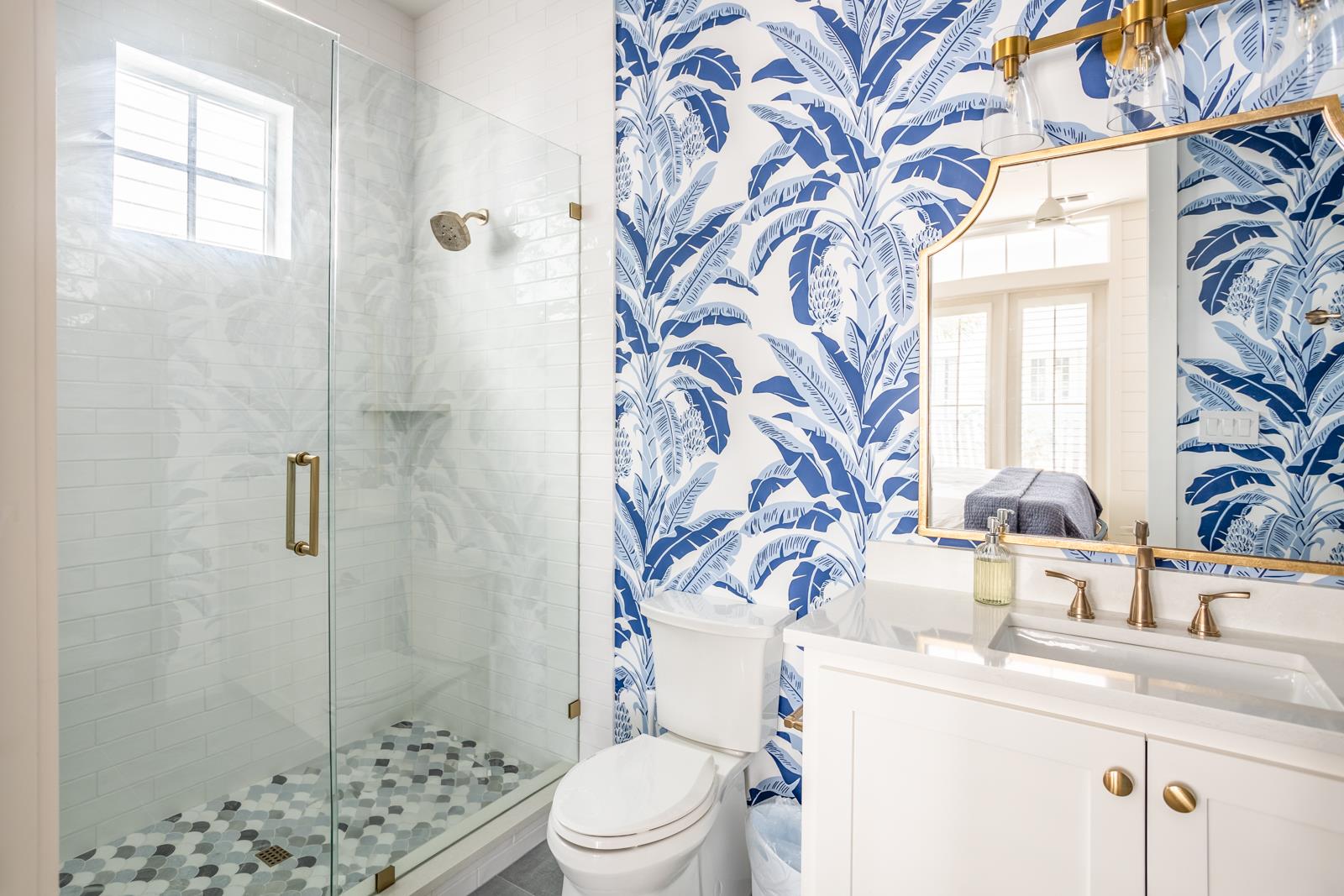 Ensuite King Bathroom, 1st Floor