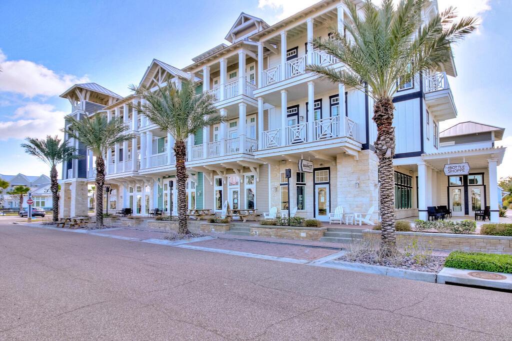 Five Town Center with Cafe and Pizzeria