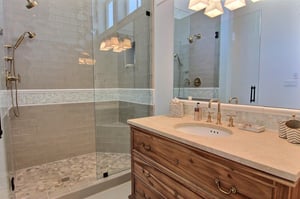 King Bathroom, 2nd Floor