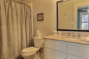 1st Floor King 2 Bathroom