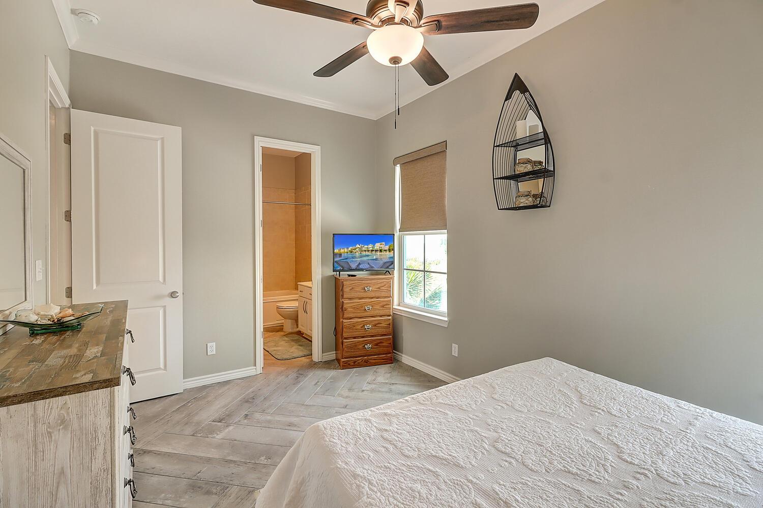 2nd Floor Queen Suite