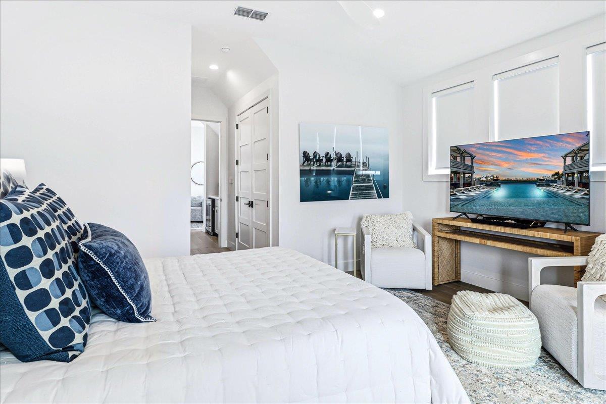 Queen Bedroom, 3rd Floor