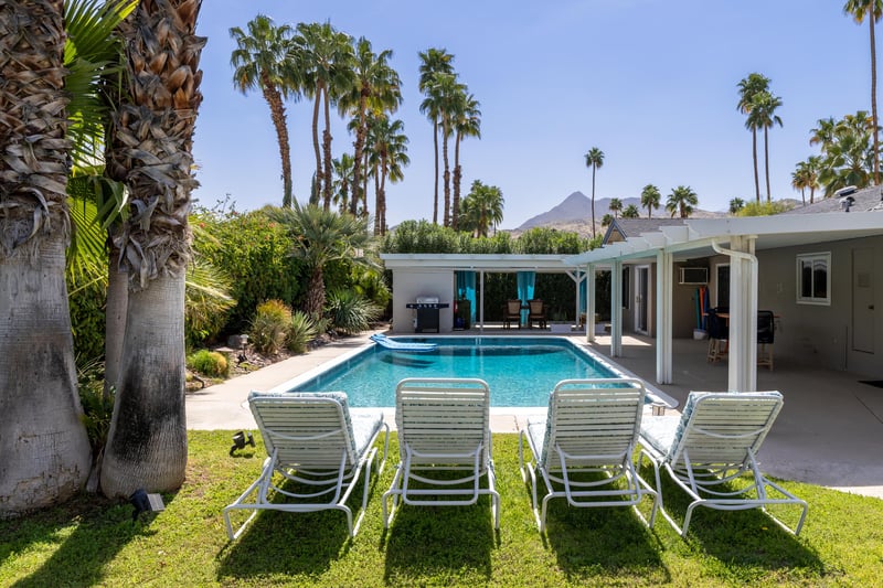 Gorgeous mountain views and Palm Trees await