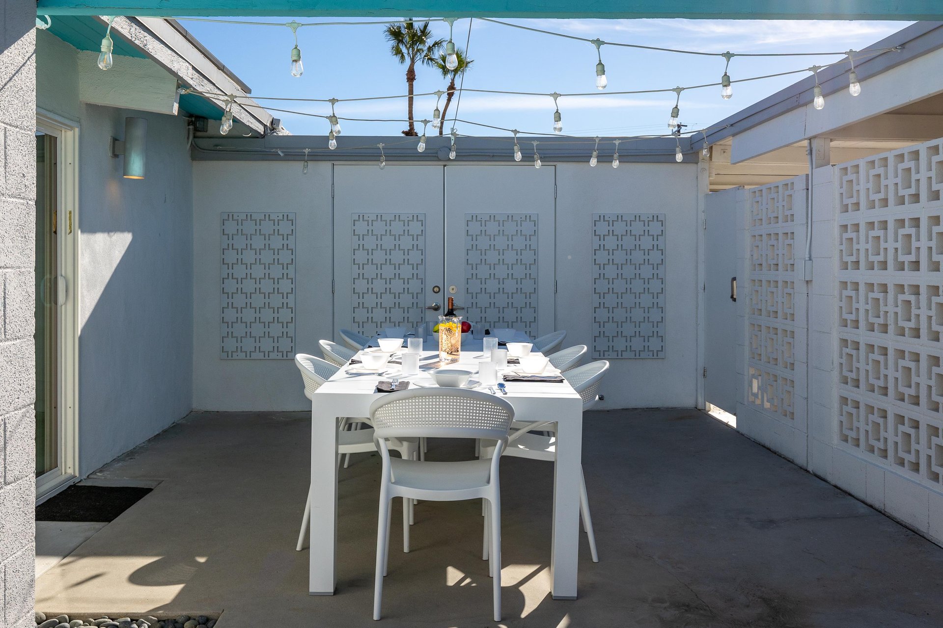 Outdoor dining for eight