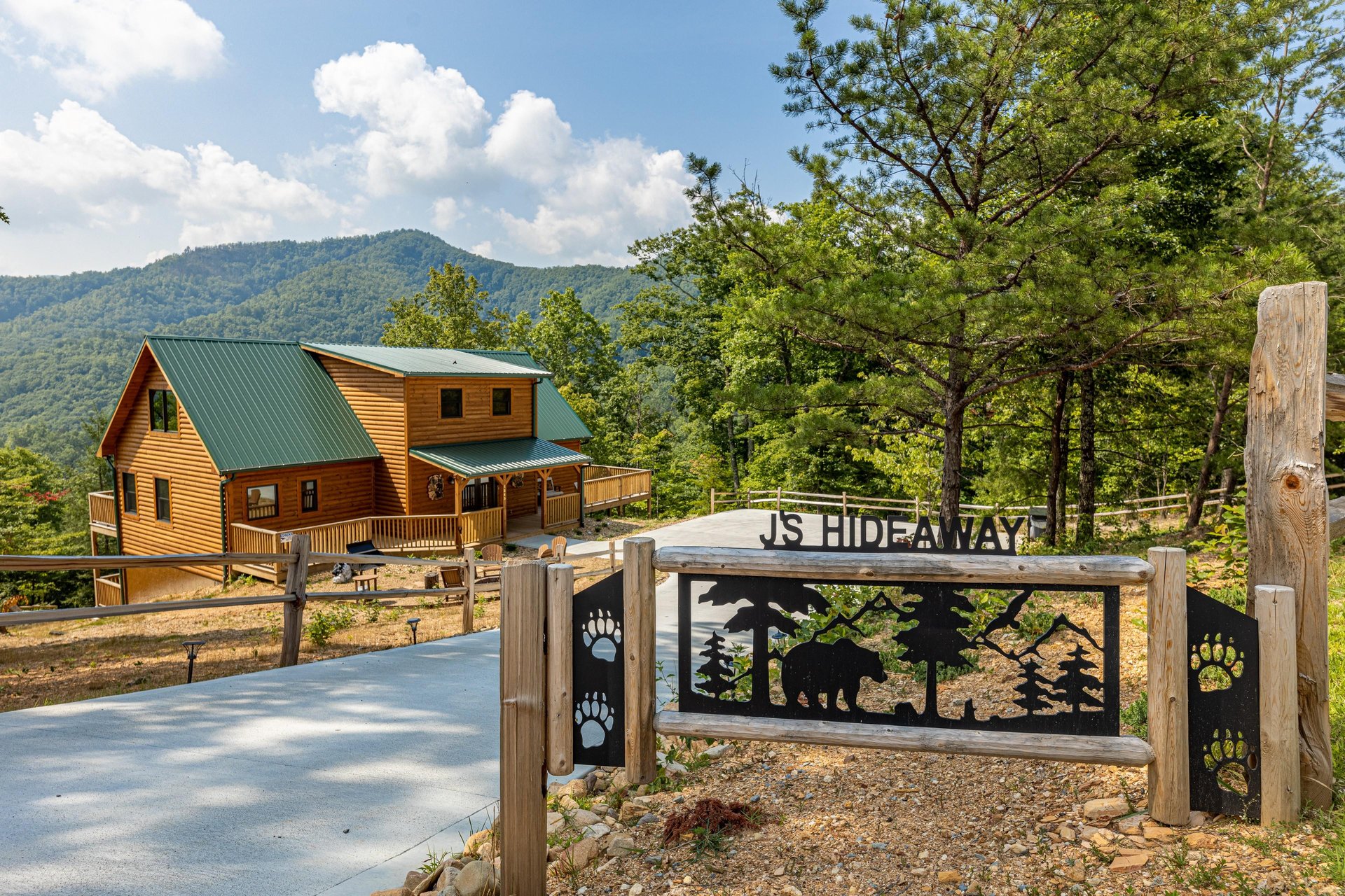 Driveway with custom sign at Js Hideaway, a 4 bedroom cabin rental located in Pigeon Forge