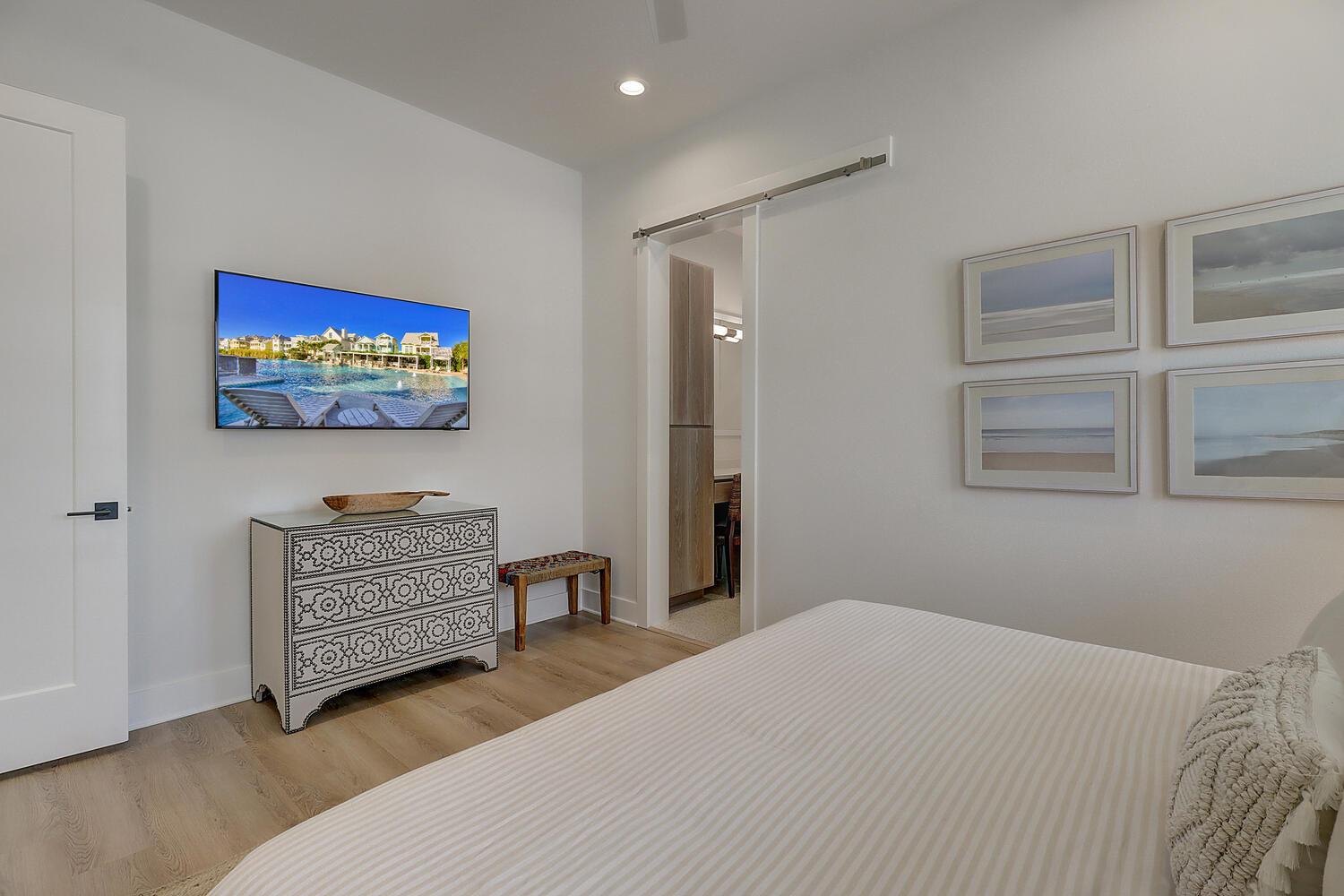 1st Floor King Bedroom