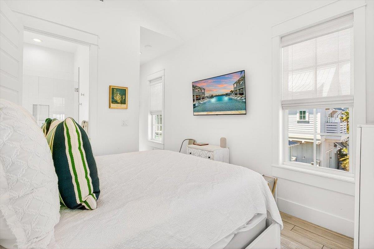 2nd Floor, Detached Queen Suite