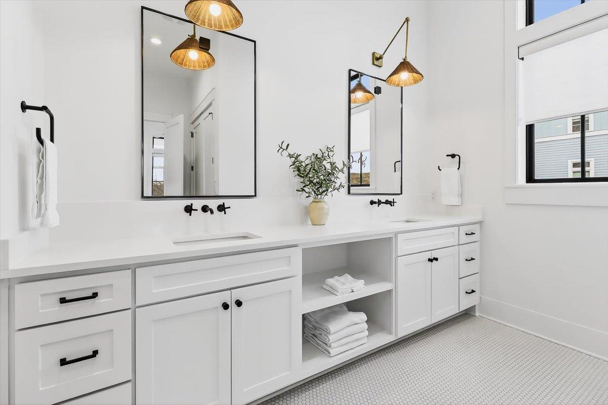 1st Floor, First King Bathroom