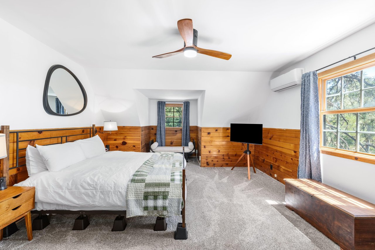Queen size bed and flatscreen TV.