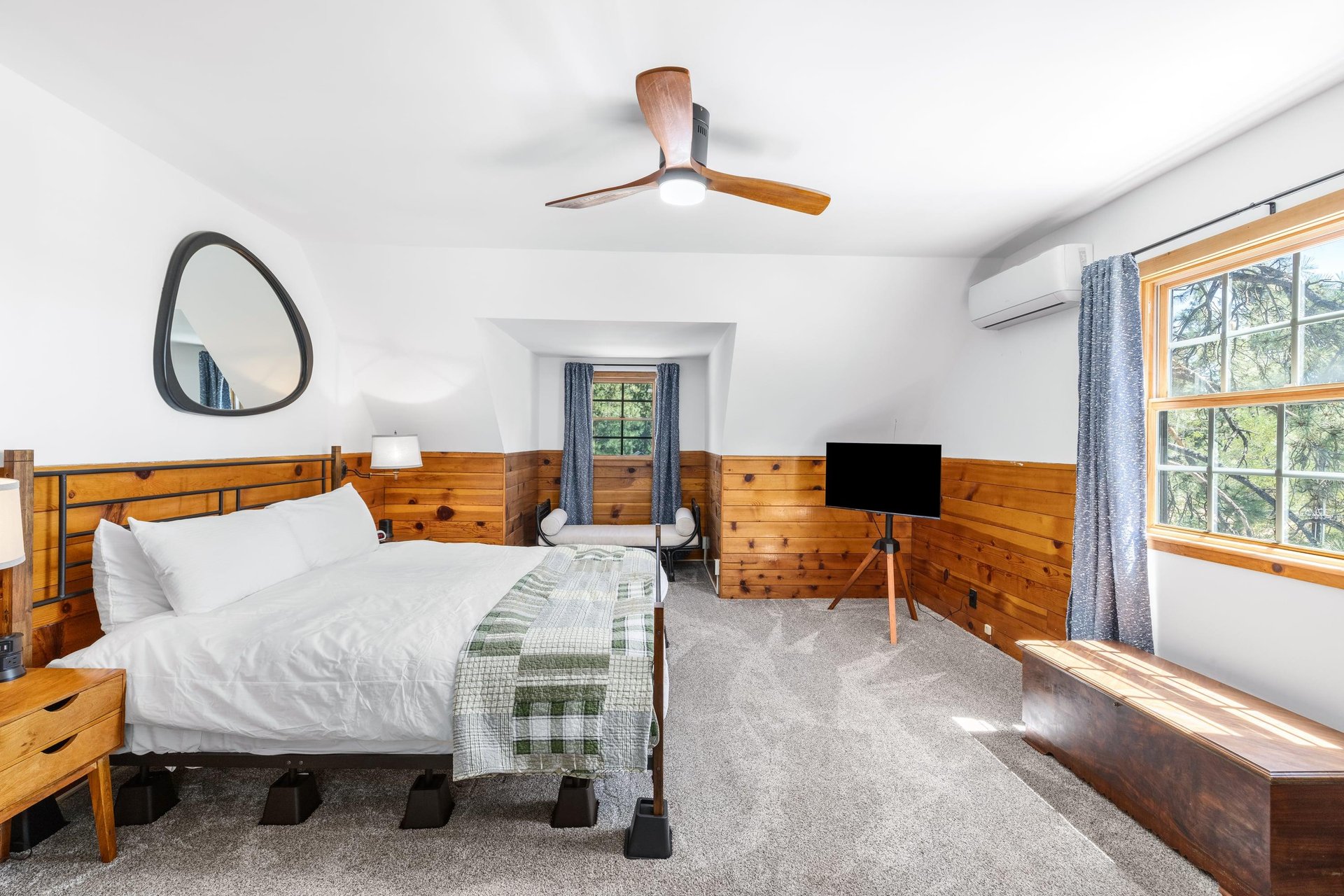 Queen size bed and flatscreen TV.