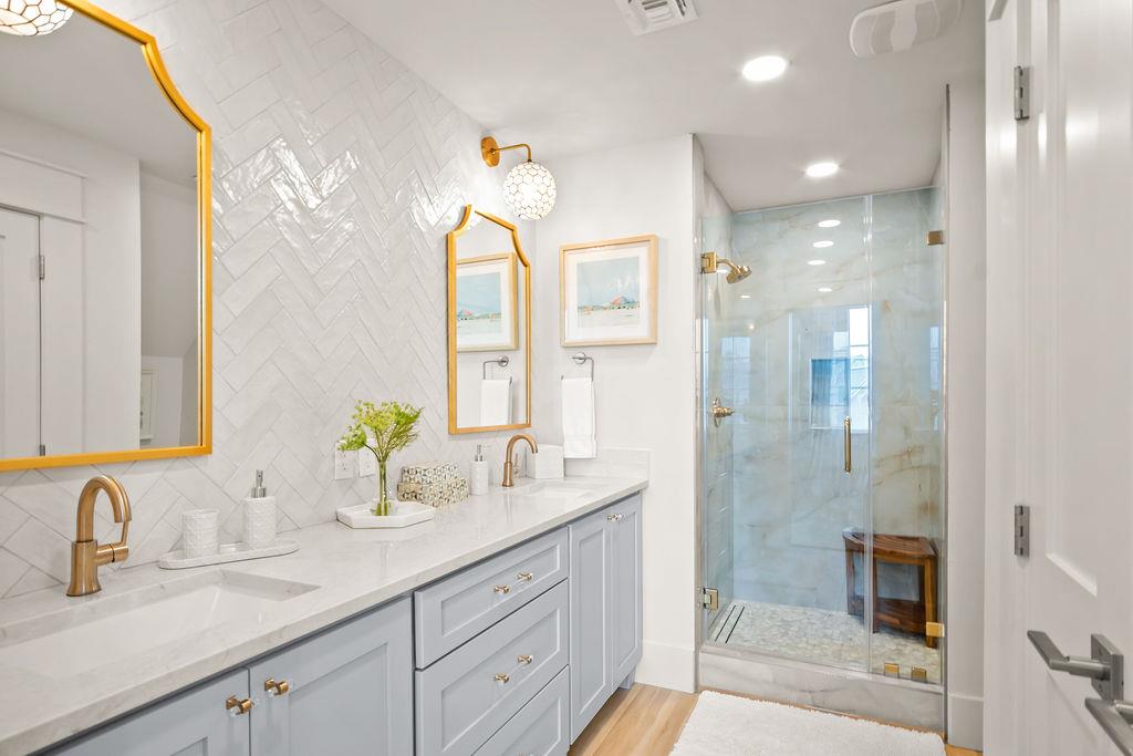 Primary King Bathroom, 3rd Floor