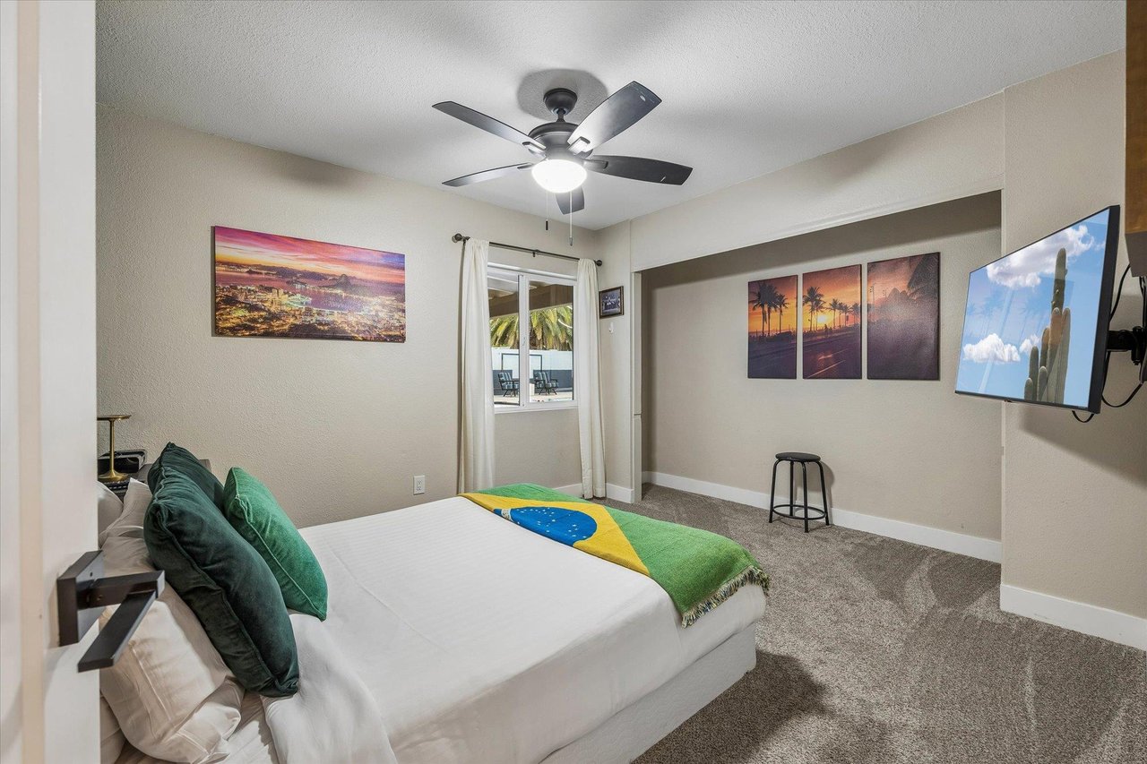 Queen size bed and flatscreen TV.
