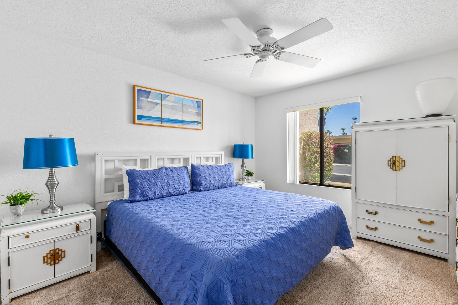 King size bed and ensuite bathroom.