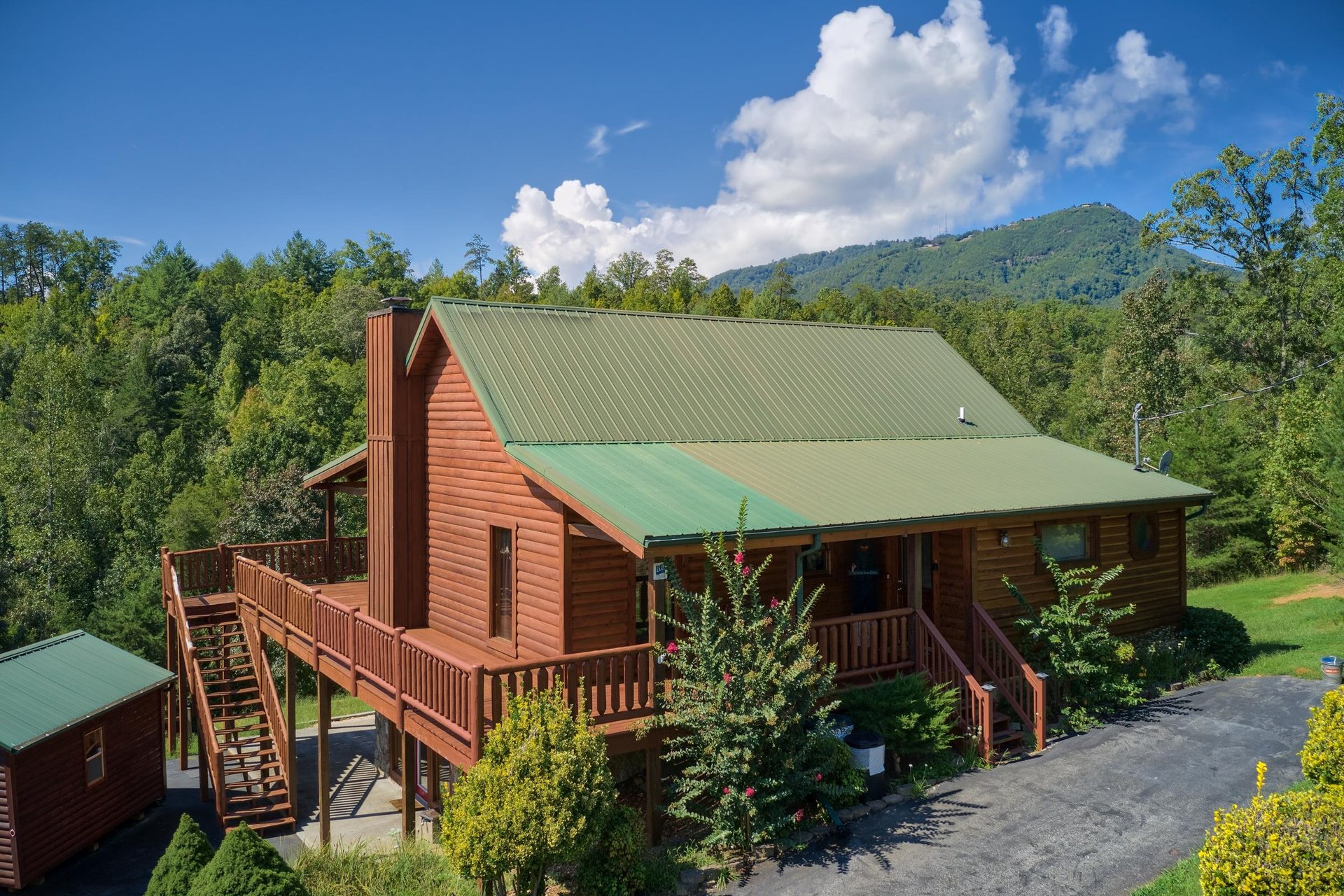 Parking area and cabin entrance at Cabin Fever, a 4bedroom cabin rental located in Pigeon Forge