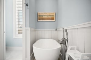 Second King Bathroom, 2nd Floor