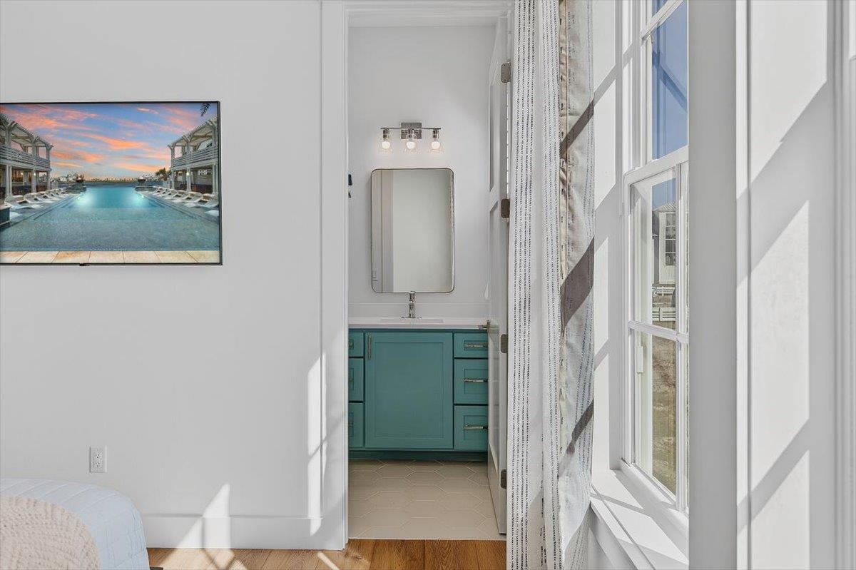 2nd Queen Bathroom, Ground Floor