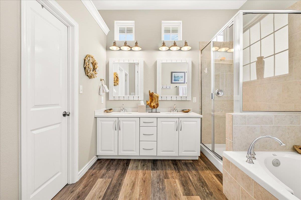 Primary King Bathroom, 1st Floor