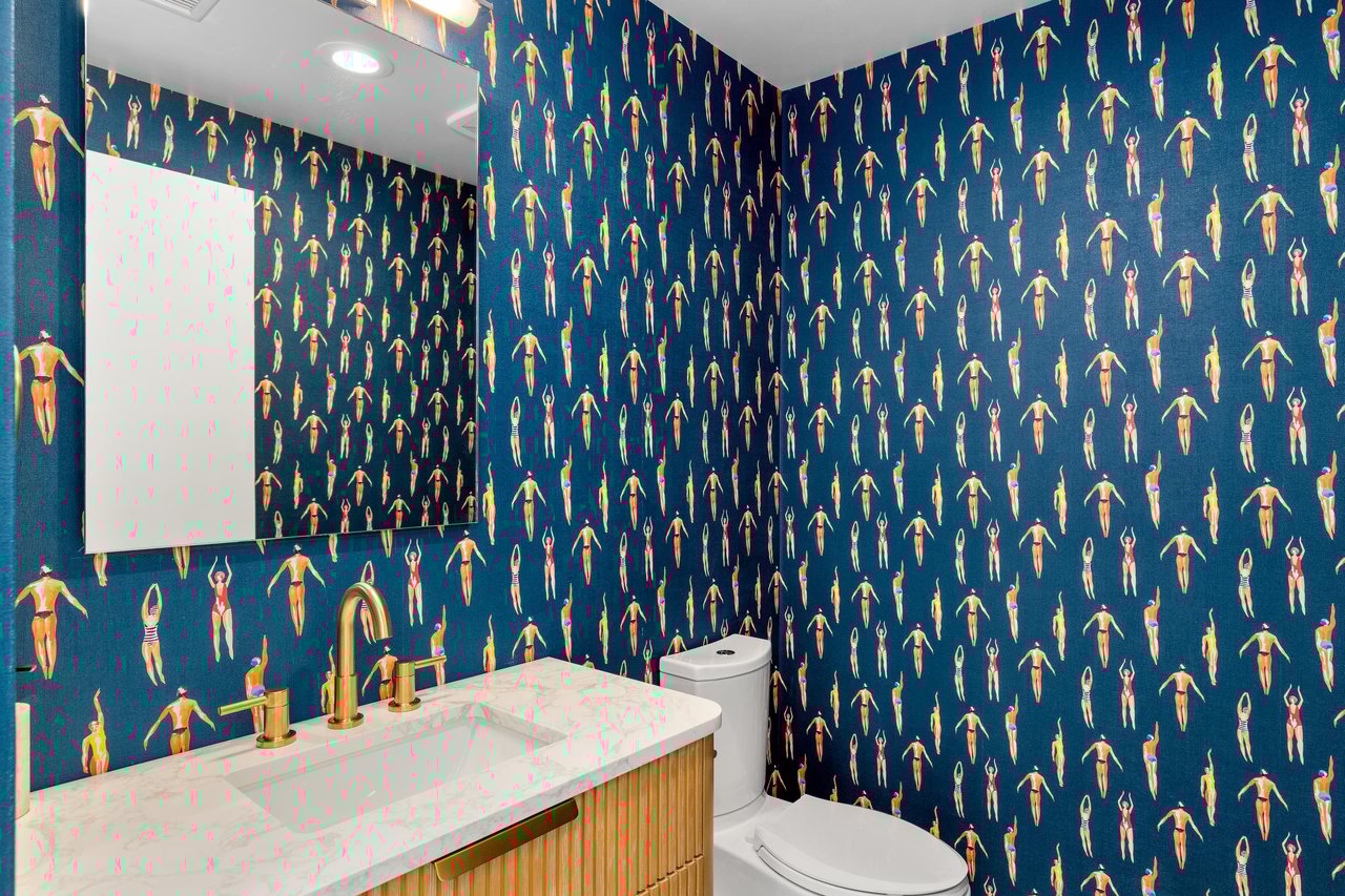 Halfbathroom near the entryway