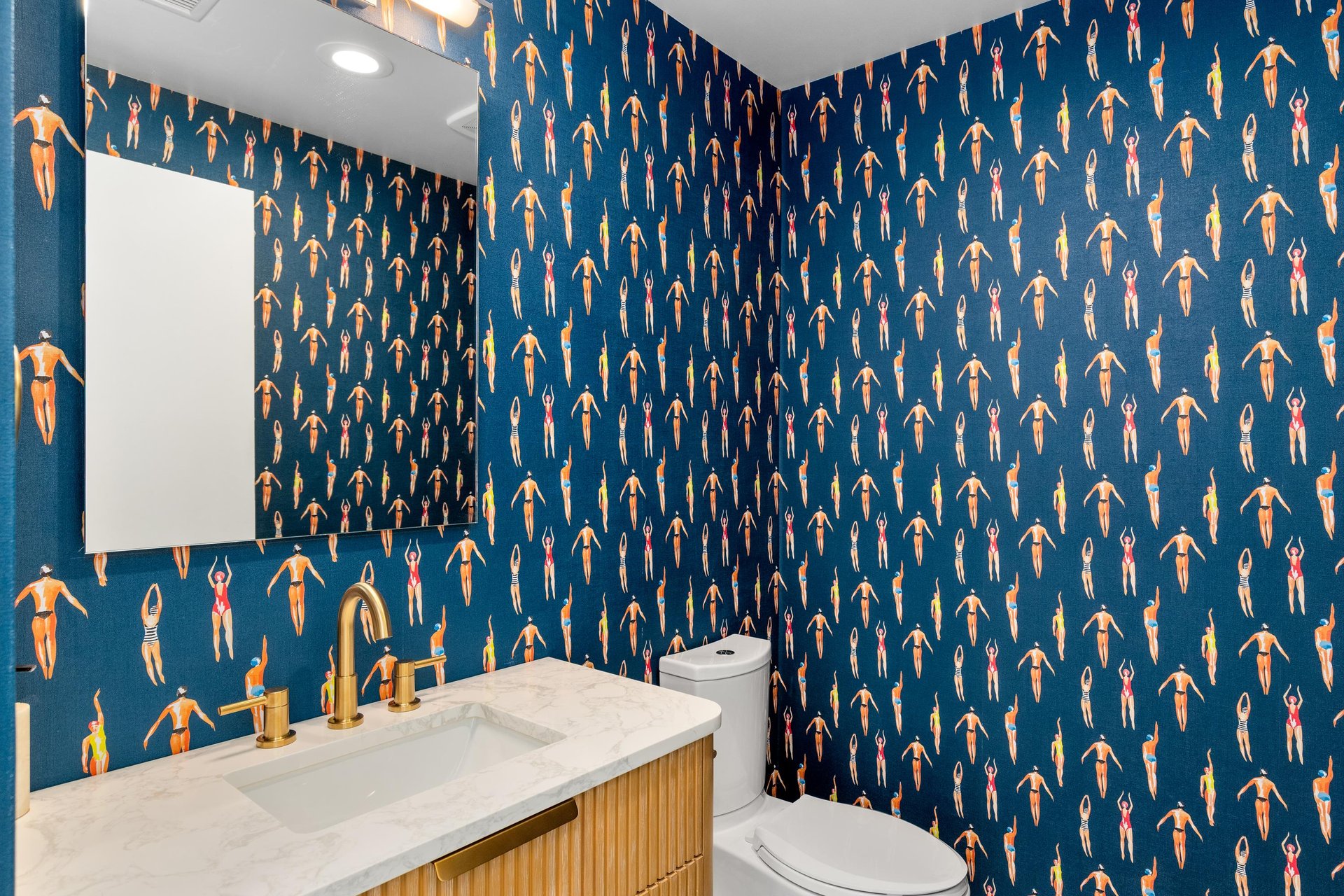 Halfbathroom near the entryway