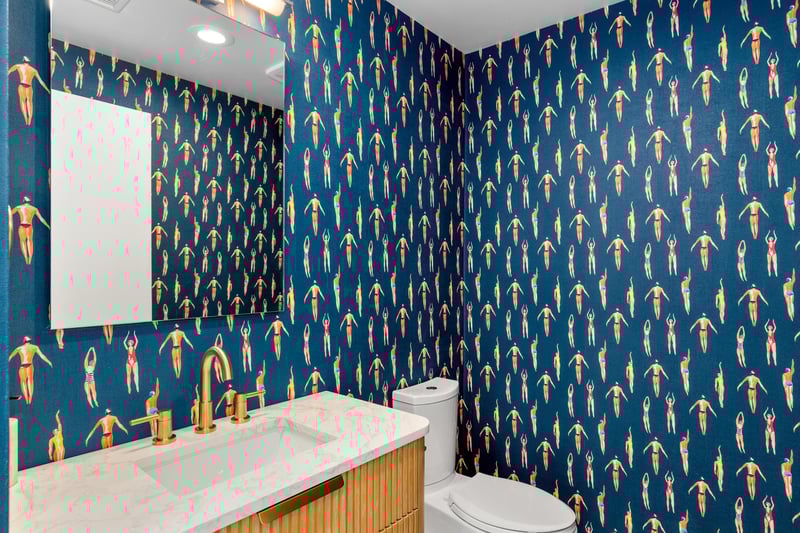 Halfbathroom near the entryway