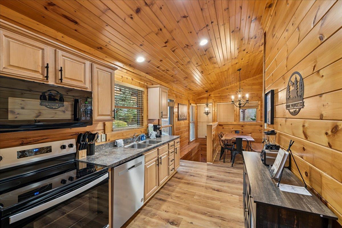 33Kitchen