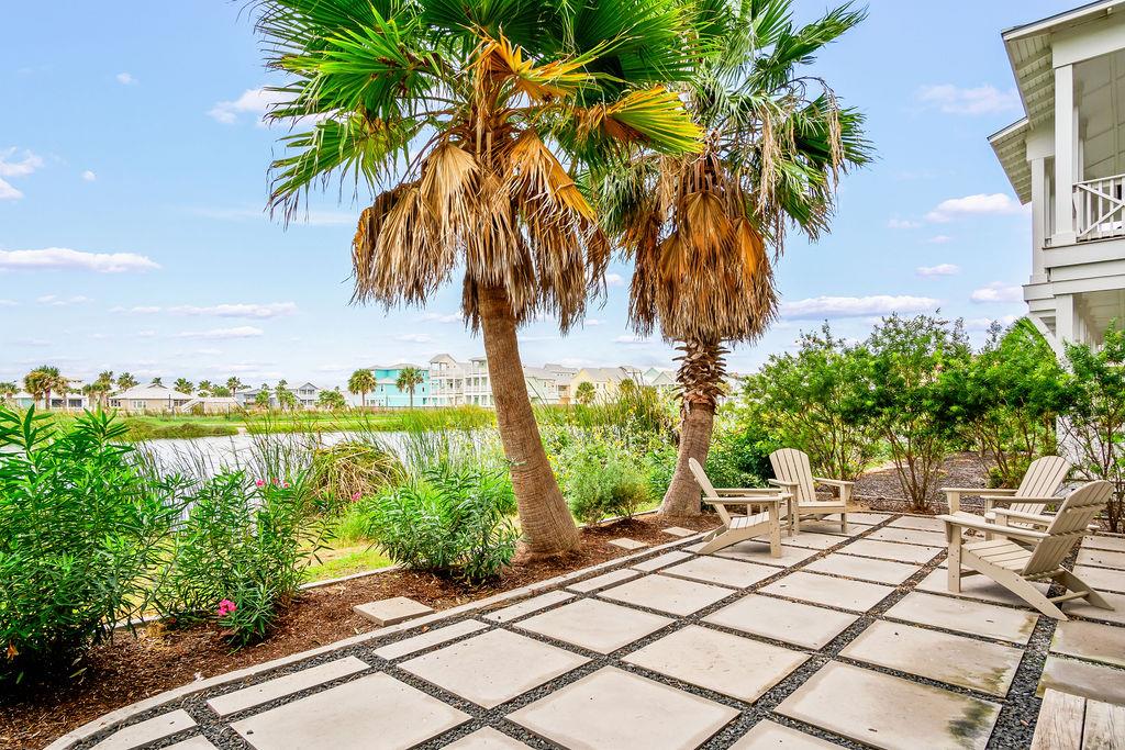 Lakeside Back Patio Lounge