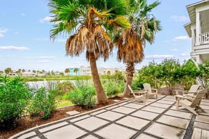 Lakeside Back Patio Lounge