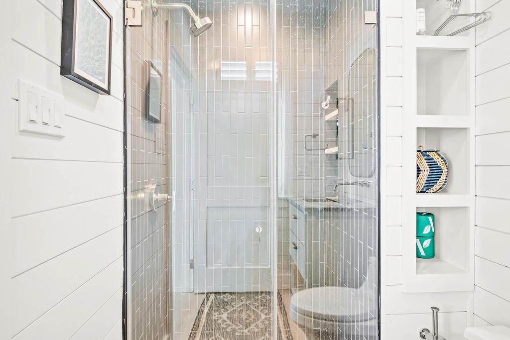 Queen Bathroom, 1st Floor