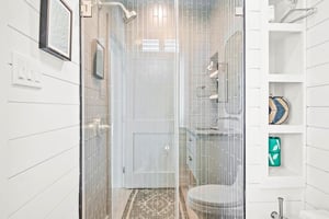 Queen Bathroom, 1st Floor