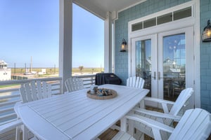 Outdoor Dining with Lake View, 2nd Floor