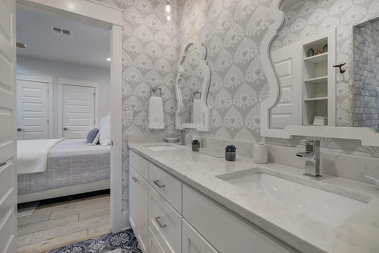 1st Floor, Shared Bathroom