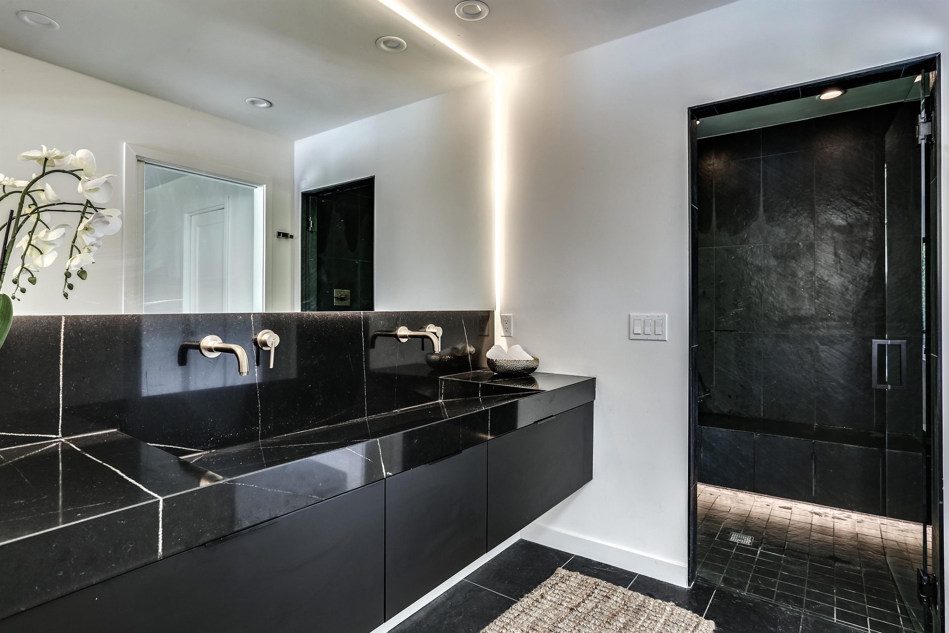 Pamper yourself in the luxurious bathroom