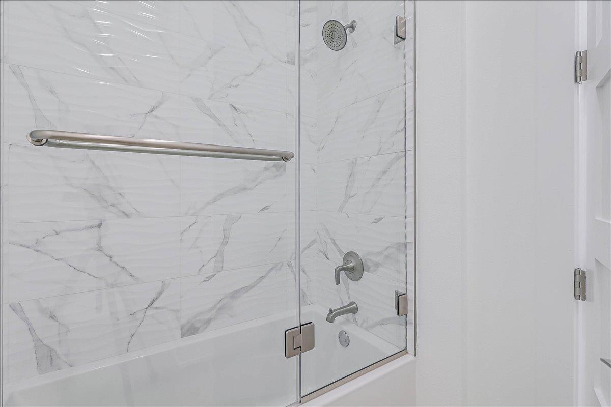 Second King Bathroom, 2nd Floor