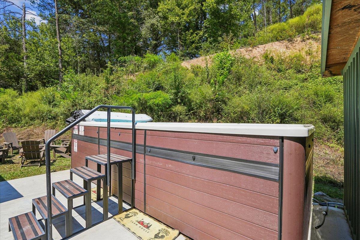 004Hot Tub