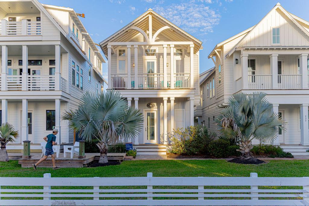 Front View of Sea Pearl