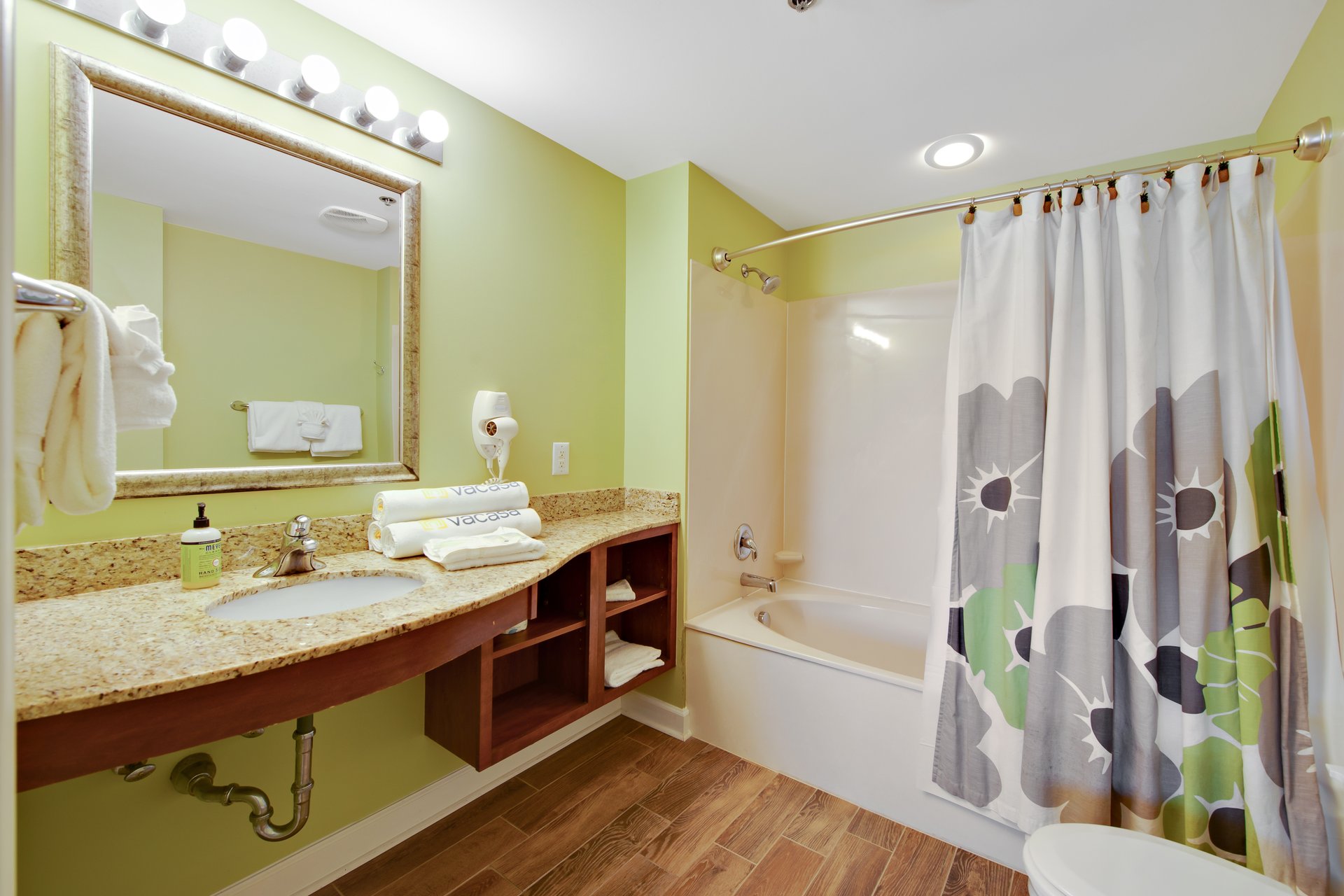 Splash Resort 1404W 16