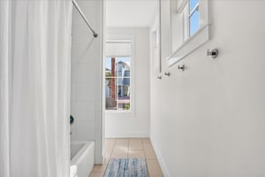 King Bathroom, 1st Floor