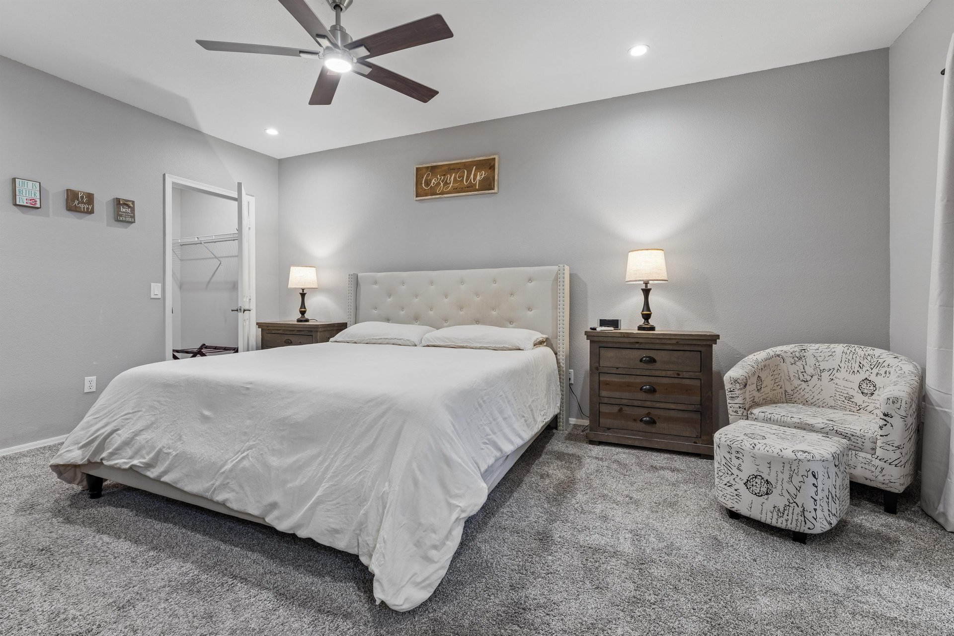 King size bed, closet space, flatscreen TV, balcony access, and ensuite bathroom.